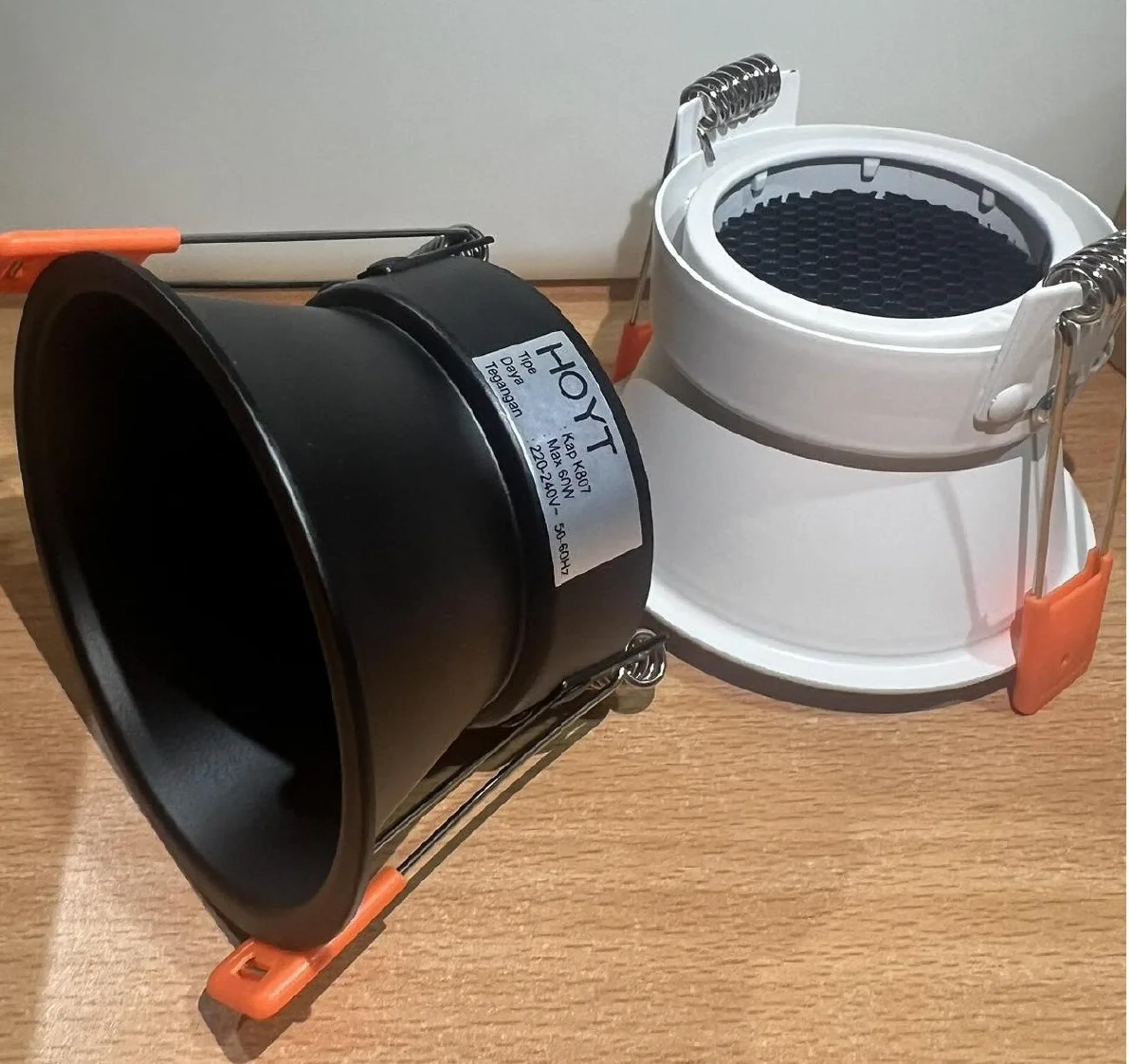 Kap MR16 K807 BK / WH